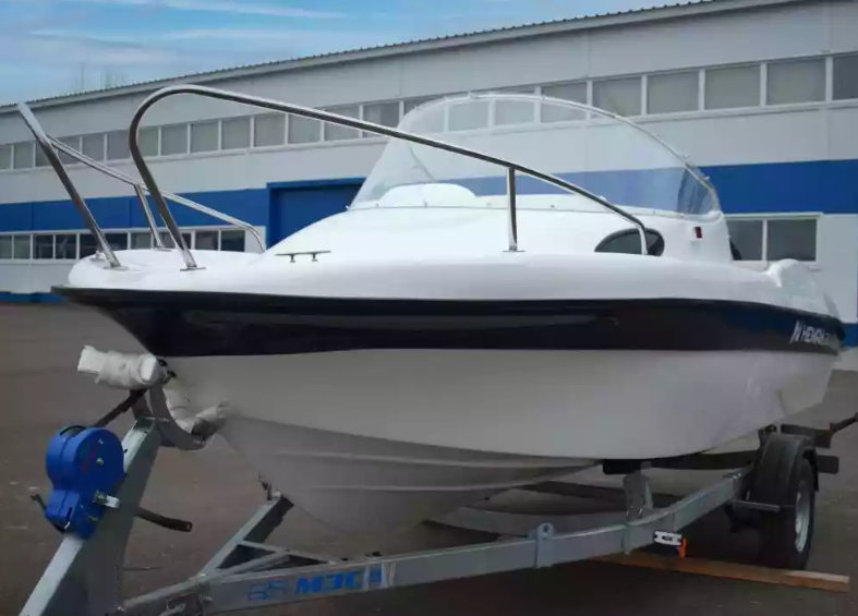 Стеклопластиковый катер Neman-530 с каютой в Санкт-Петербурге