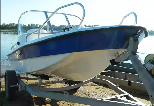 Стеклопластиковый катер Wyatboat-430 DC (тримаран) в Санкт-Петербурге