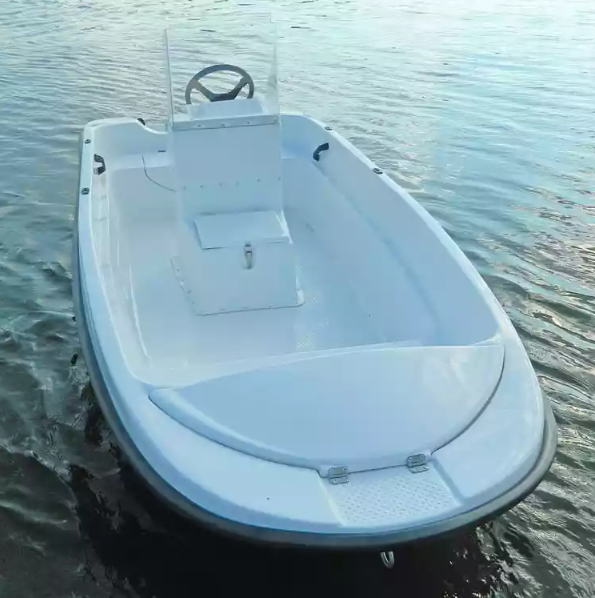 Стеклопластиковая лодка Пингвин с консолью (тримаран) в Санкт-Петербурге