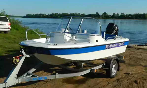 Стеклопластиковый катер Wyatboat-430 DC (тримаран) в Санкт-Петербурге
