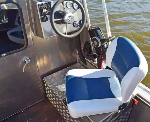 Алюминиевый катер Неман 550 с каютой в Санкт-Петербурге