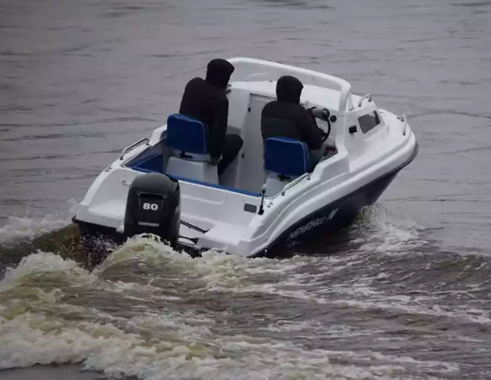 Комбинированный катер Neman-500 с каютой в Санкт-Петербурге