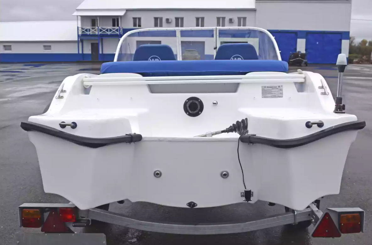 Стеклопластиковый катер Wyatboat-430DCМ (килевая) в Санкт-Петербурге