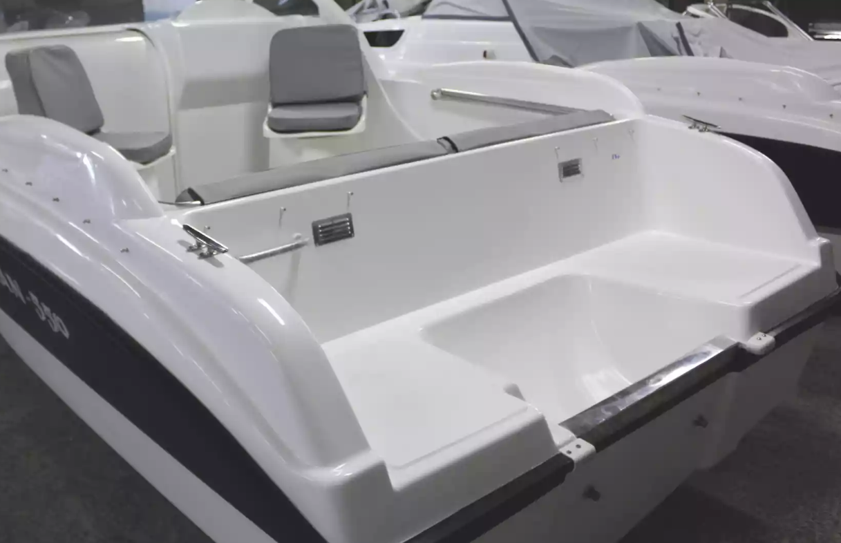 Стеклопластиковый катер Neman-550 с каютой в Санкт-Петербурге