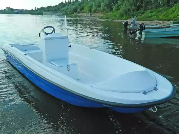 Стеклопластиковая лодка Пингвин с консолью (тримаран) в Санкт-Петербурге
