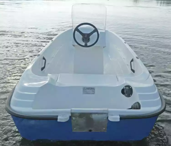Стеклопластиковая лодка Пингвин с консолью (тримаран) в Санкт-Петербурге