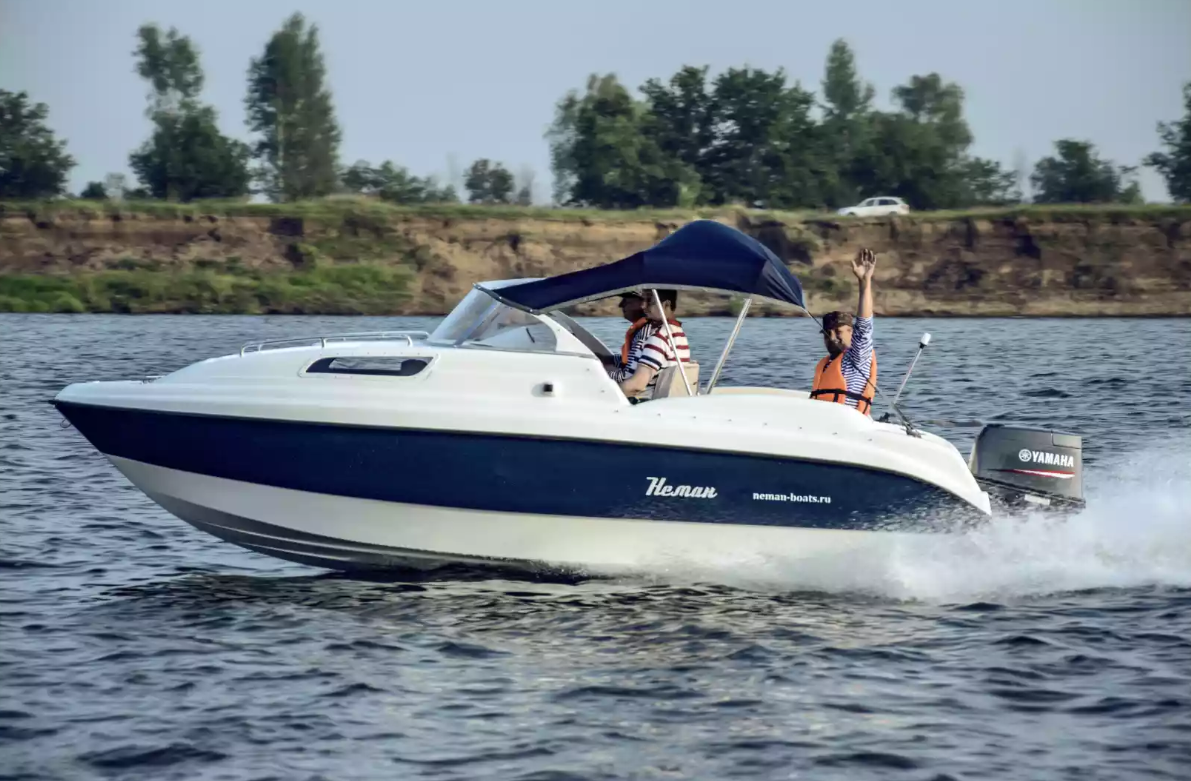 Стеклопластиковый катер Neman-550 с каютой в Санкт-Петербурге