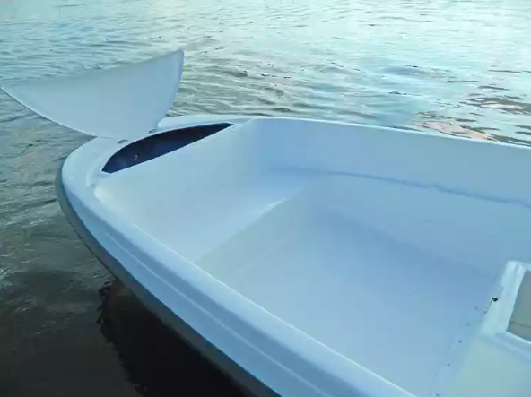 Стеклопластиковая лодка Пингвин с консолью (тримаран) в Санкт-Петербурге