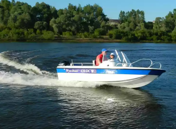 Стеклопластиковый катер Wyatboat-430 DC (тримаран) в Санкт-Петербурге