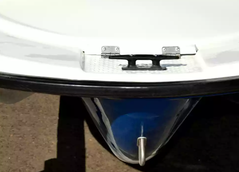 Стеклопластиковая лодка Пингвин с консолью (тримаран) в Санкт-Петербурге