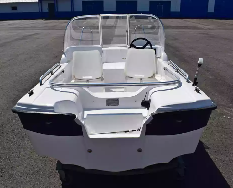 Стеклопластиковый катер Wyatboat-430 DC (тримаран) в Санкт-Петербурге