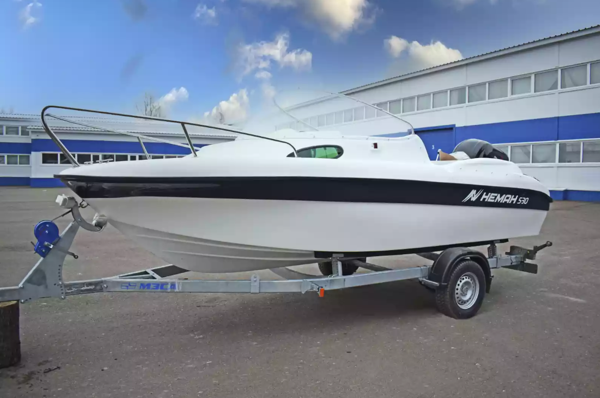 Стеклопластиковый катер Neman-530 с каютой в Санкт-Петербурге