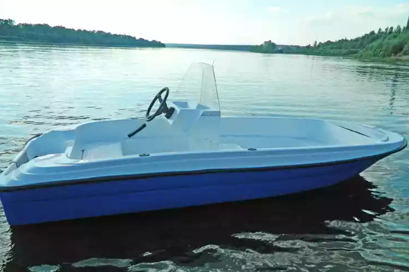 Стеклопластиковая лодка Пингвин с консолью (тримаран) в Санкт-Петербурге