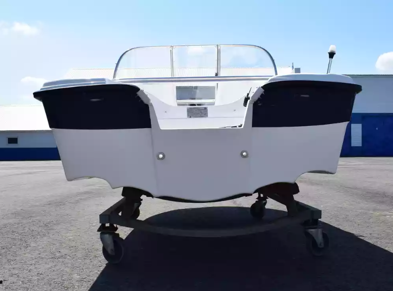 Стеклопластиковый катер Wyatboat-430 DC (тримаран) в Санкт-Петербурге