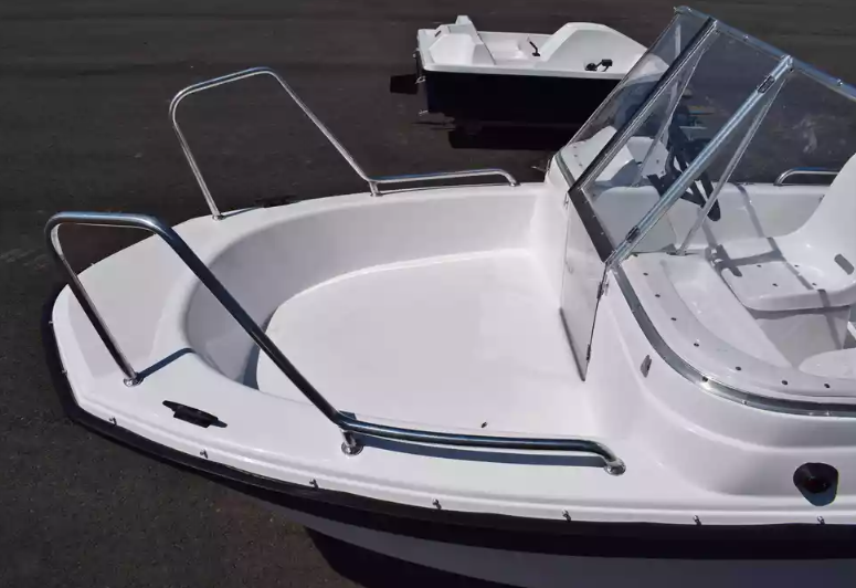 Стеклопластиковый катер Wyatboat-430 DC (тримаран) в Санкт-Петербурге