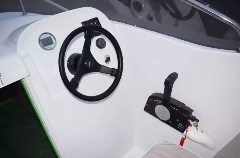 Стеклопластиковый катер Neman-530 с каютой в Санкт-Петербурге