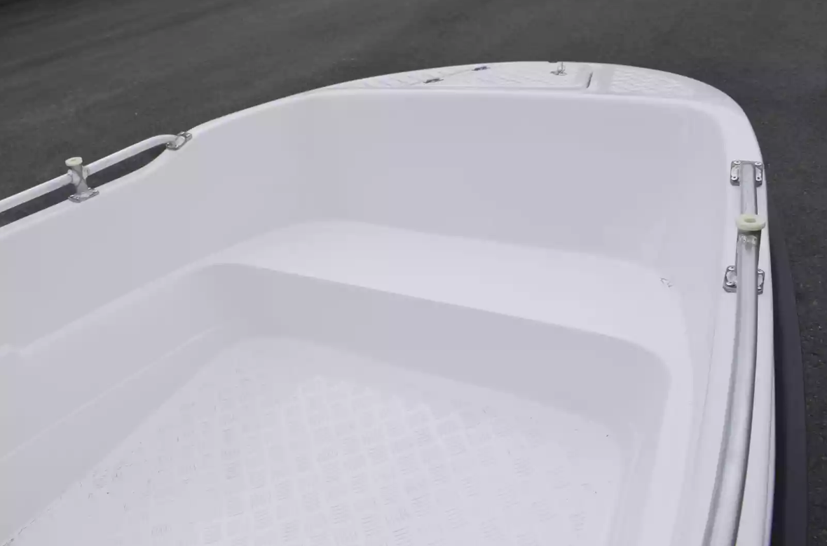 Стеклопластиковая лодка Пингвин New (тримаран) в Санкт-Петербурге