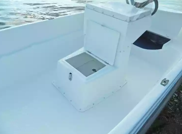 Стеклопластиковая лодка Пингвин с консолью (тримаран) в Санкт-Петербурге