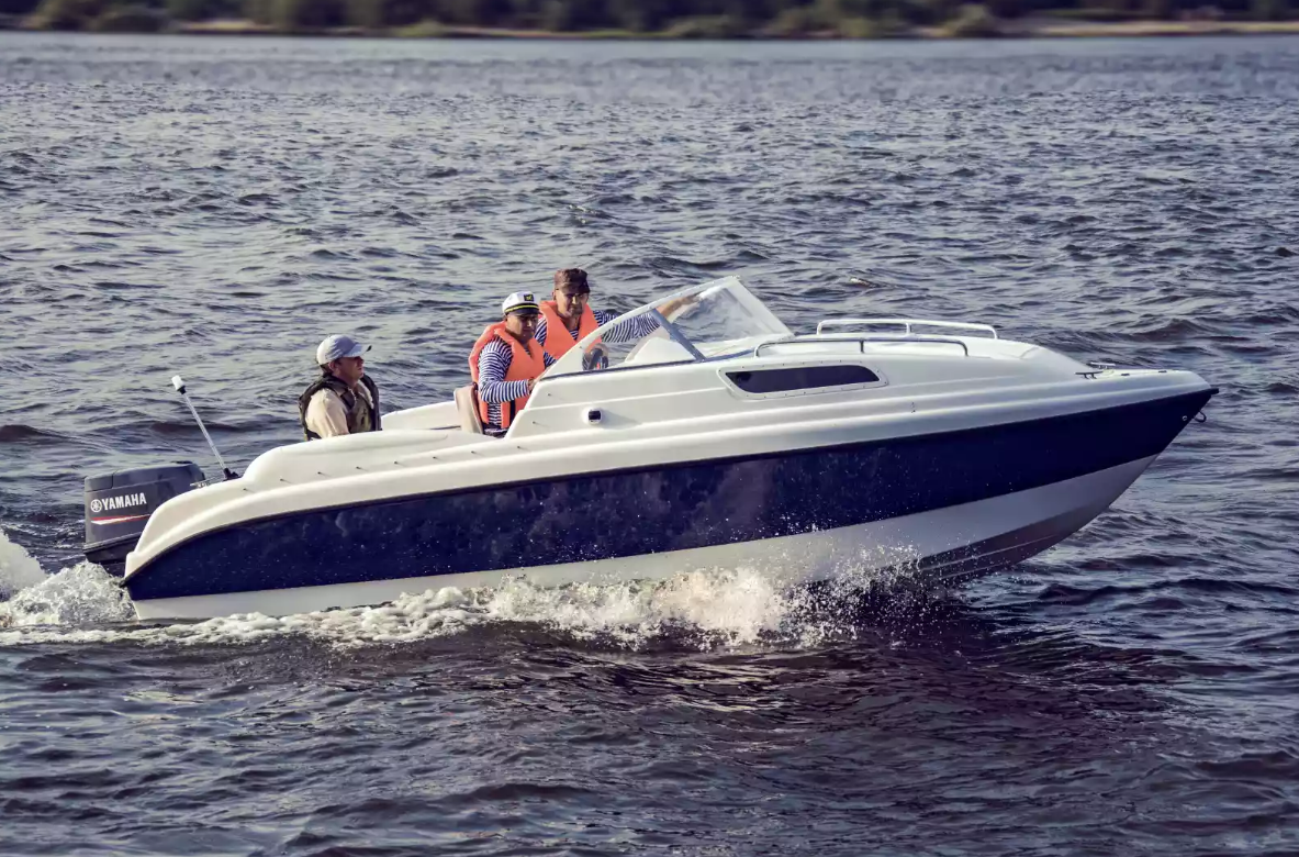 Стеклопластиковый катер Neman-550 с каютой в Санкт-Петербурге