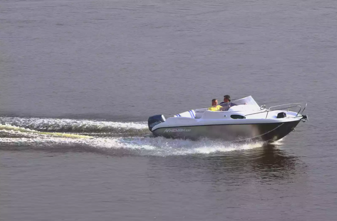 Комбинированный катер Neman-530 с каютой в Санкт-Петербурге