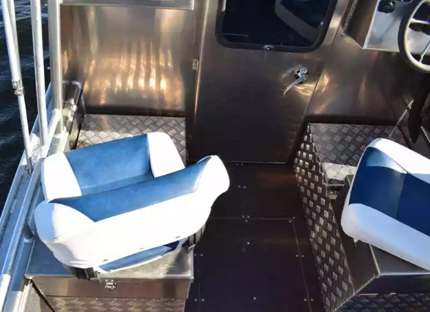 Алюминиевый катер Неман 550 с каютой в Санкт-Петербурге