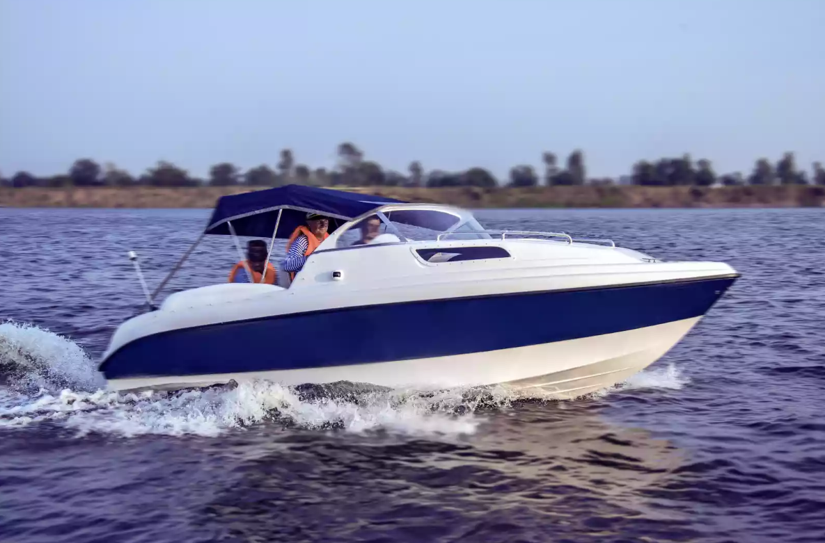 Стеклопластиковый катер Neman-550 с каютой в Санкт-Петербурге