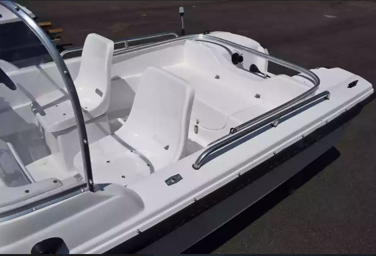 Стеклопластиковый катер Wyatboat-430 DC (тримаран) в Санкт-Петербурге