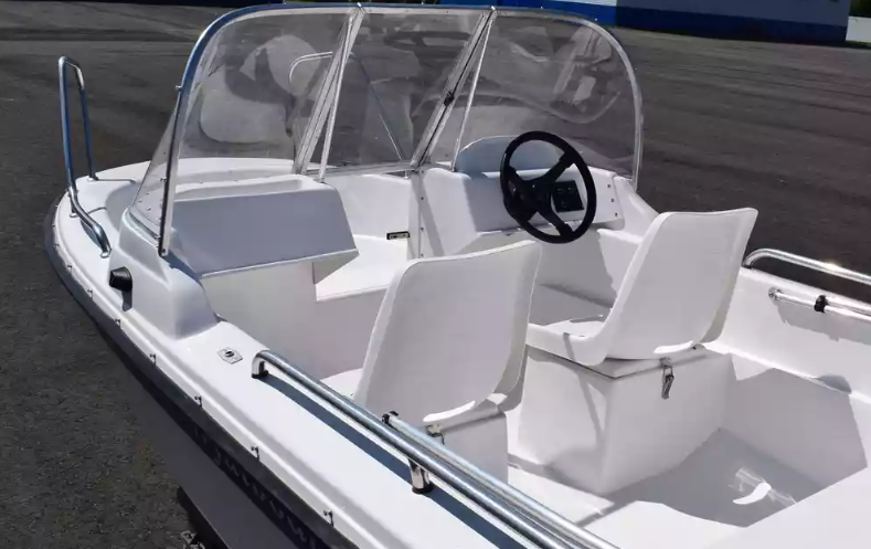 Стеклопластиковый катер Wyatboat-430 DC (тримаран) в Санкт-Петербурге