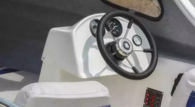 Стеклопластиковый катер Wyatboat-3 П (полурубка) в Санкт-Петербурге