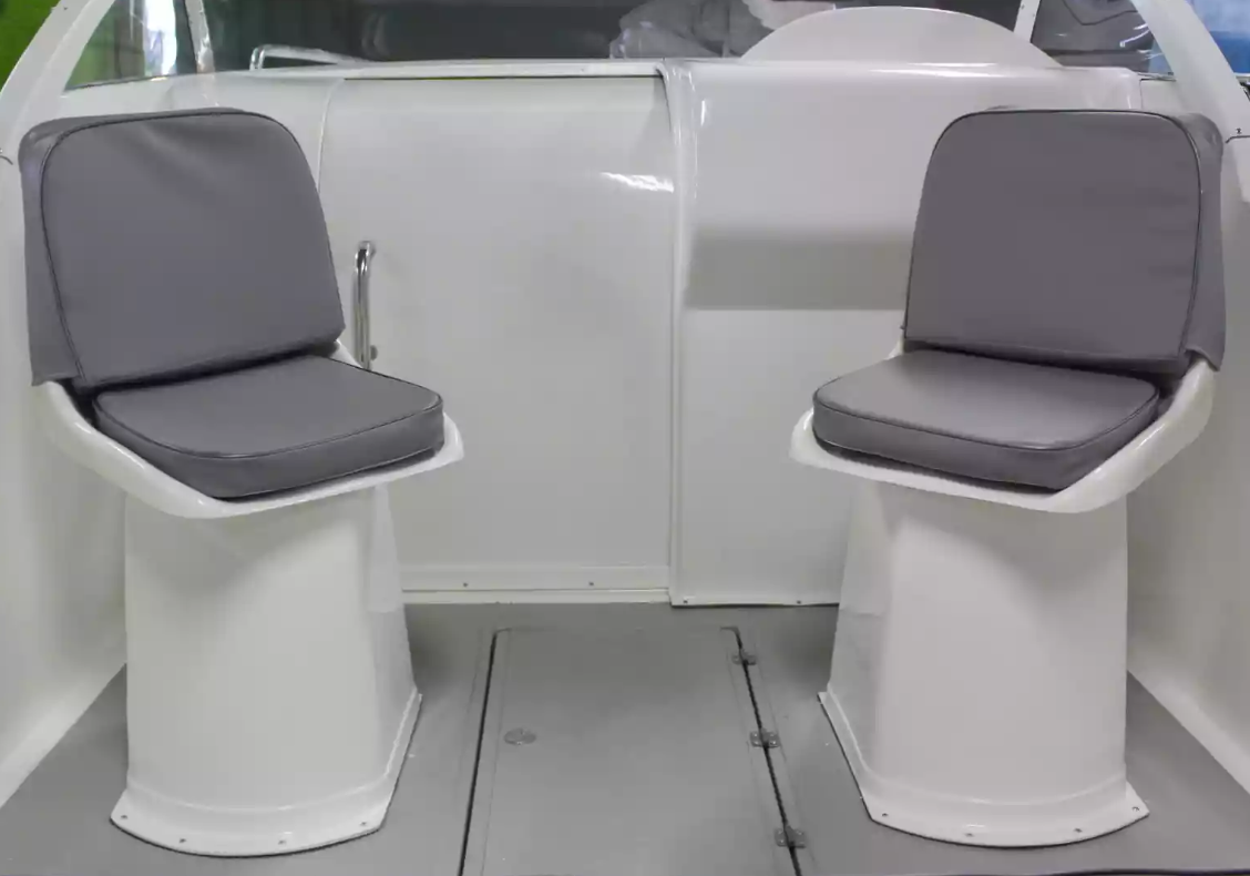 Стеклопластиковый катер Neman-550 с каютой в Санкт-Петербурге