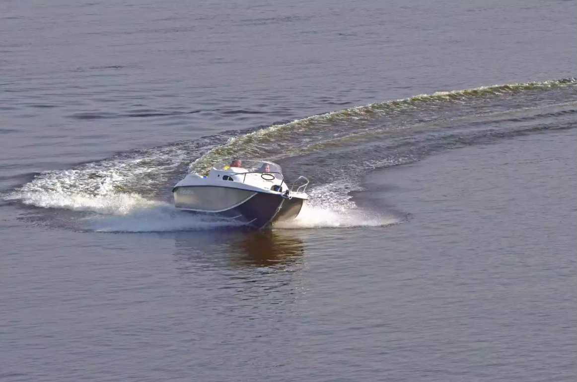 Комбинированный катер Neman-530 с каютой в Санкт-Петербурге