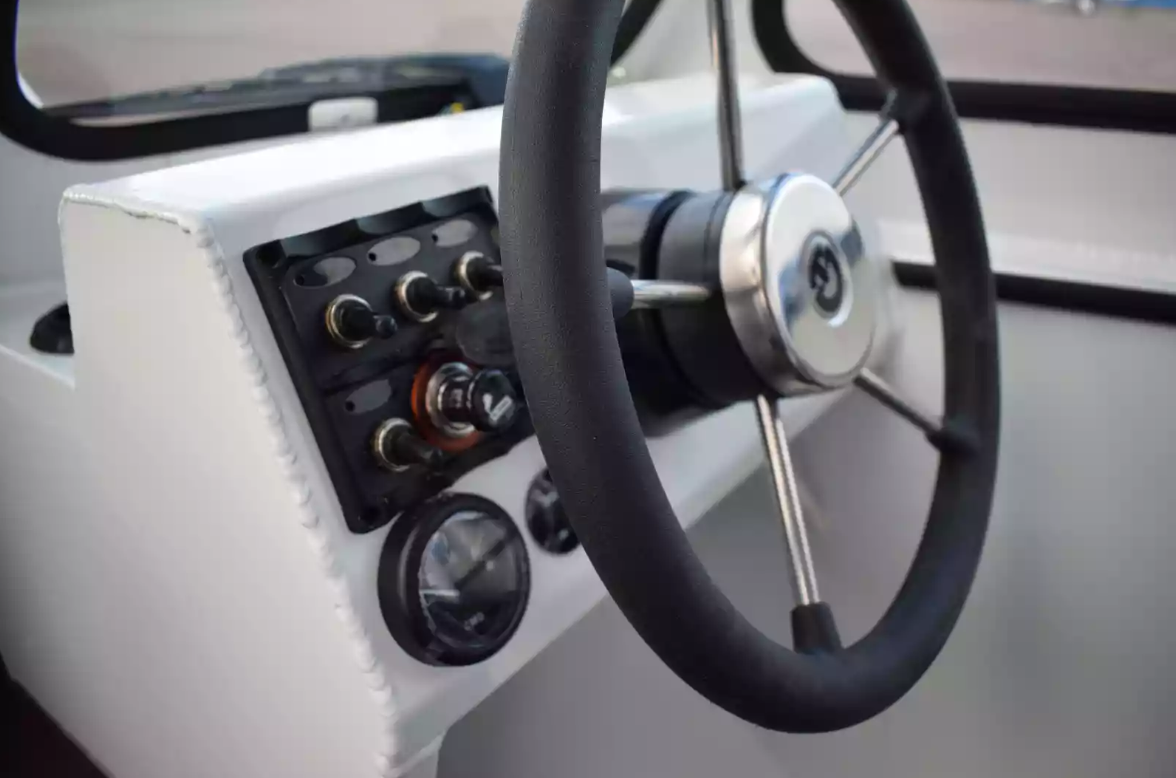 Алюминиевый катер Неман-500 (закрытая рубка) в Санкт-Петербурге