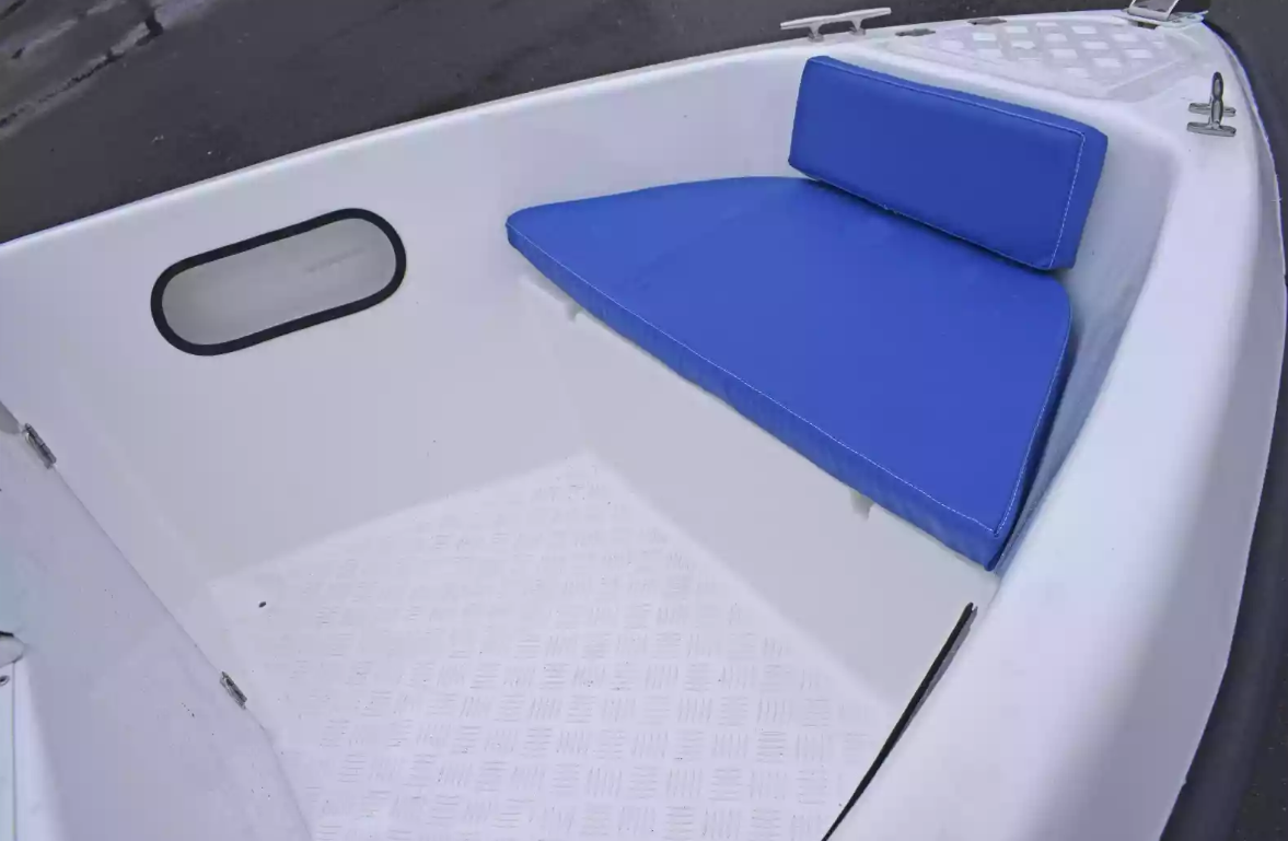 Стеклопластиковый катер Wyatboat-430DCМ (килевая) в Санкт-Петербурге