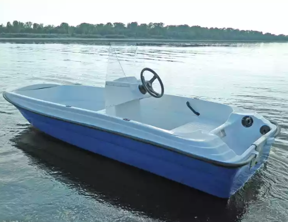 Стеклопластиковая лодка Пингвин с консолью (тримаран) в Санкт-Петербурге