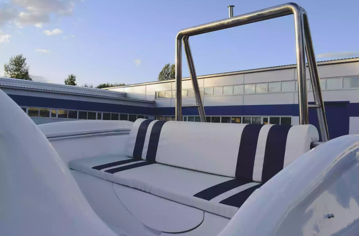 Комбинированный катер Neman-530 с каютой в Санкт-Петербурге