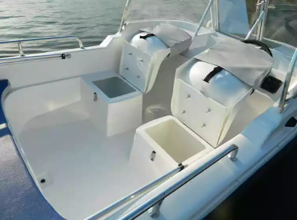 Стеклопластиковый катер Wyatboat-430 M (тримаран) в Санкт-Петербурге