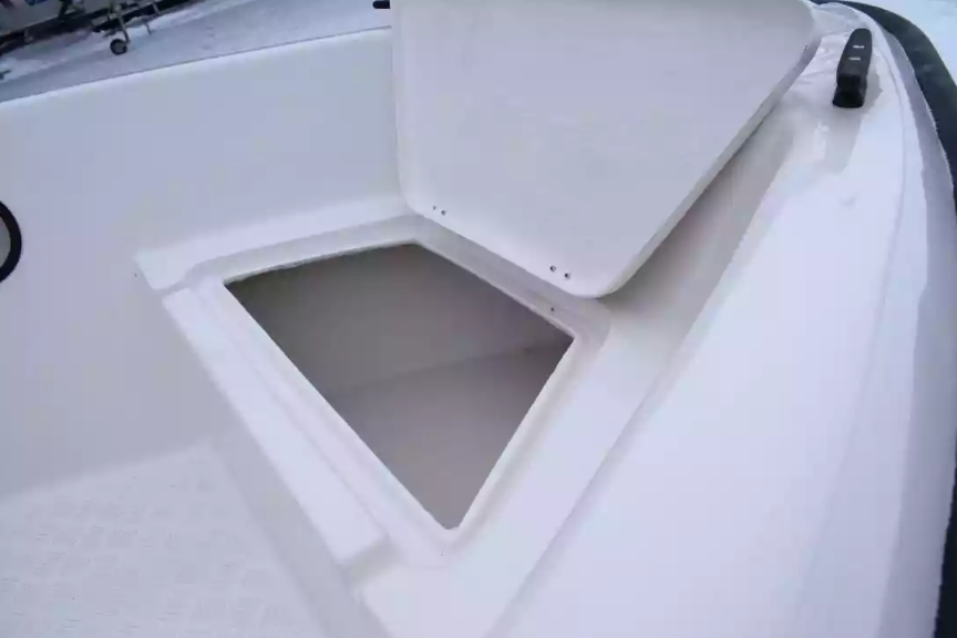 Стеклопластиковый катер Wyatboat-430DCМ (килевая) в Санкт-Петербурге