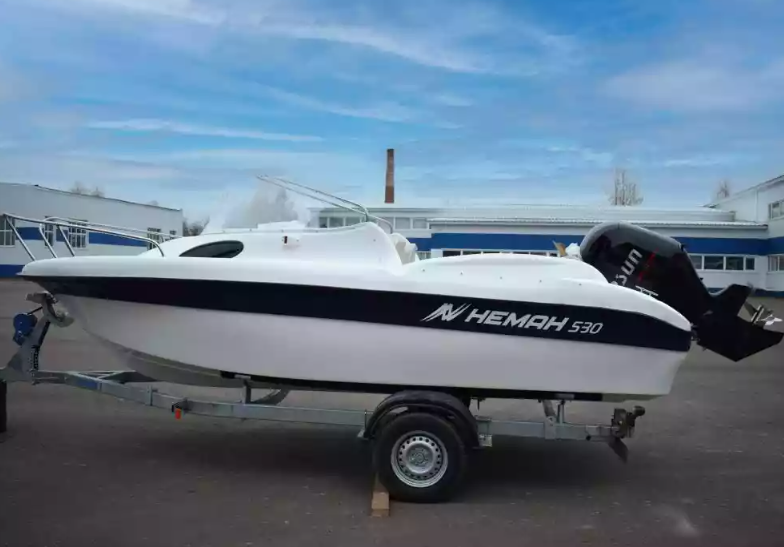 Стеклопластиковый катер Neman-530 с каютой в Санкт-Петербурге