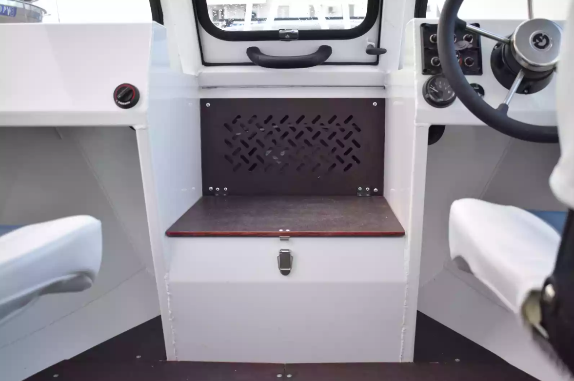 Алюминиевый катер Неман-500 (закрытая рубка) в Санкт-Петербурге