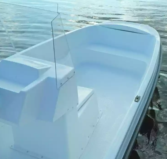 Стеклопластиковая лодка Пингвин с консолью (тримаран) в Санкт-Петербурге