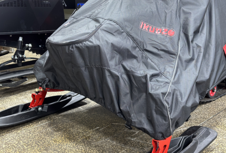 Чехол транспорт. снегохода IKUDZO HUNTER черно-красный Оксфорд ПРЕМИУМ качества с лого IKUDZO в Санкт-Петербурге