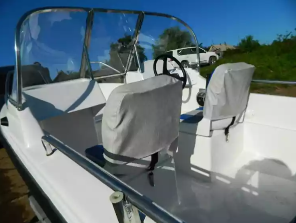 Стеклопластиковый катер Wyatboat-430 DC (тримаран) в Санкт-Петербурге