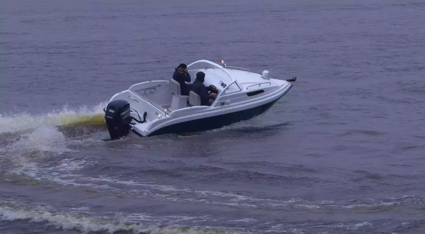 Стеклопластиковый катер Neman-550 с каютой в Санкт-Петербурге