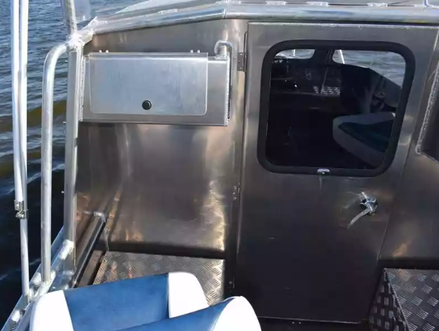 Алюминиевый катер Неман 550 с каютой в Санкт-Петербурге