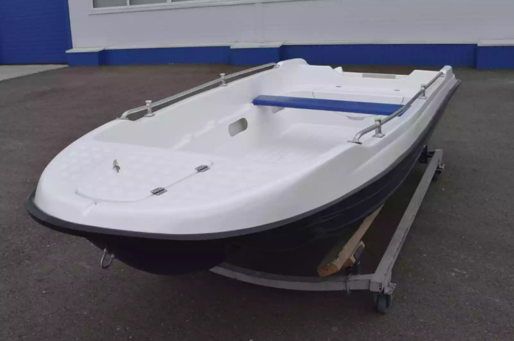 Стеклопластиковая лодка Пингвин New (тримаран) в Санкт-Петербурге